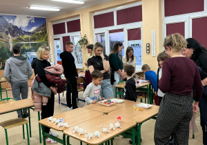 W pracowni przyrodniczej można było obejrzeć doświadczenia chemiczne oraz dowiedzieć wielu ciekawostek przyrodniczych.