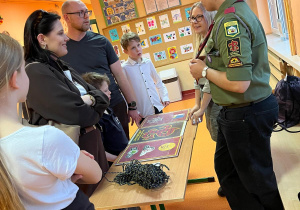 Harcerze ze szczepu „Arsenal” zachęcali do wstąpienia szeregi braci zuchowej najmłodszych gości.