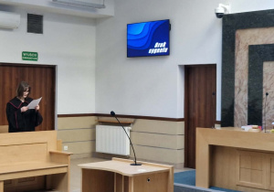 Symulacja sprawy sądowej podczas wizyty uczniów w Sądzie Rejonowym.