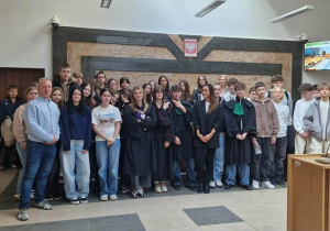 Wszyscy uczestnicy wizyty w Sądzie Rejonowym – Sędzia Sądu Rejonowego prowadząca zajęcia z klasami ósmymi , Wiceprezes Sądu Rejonowego, uczniowie i wychowawcy.