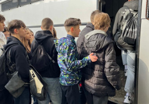 Uczniowie oglądają pojazd służb więziennych – Więźniarkę pod opieką wychowawców i funkcjonariuszy Sekcji Wydziału Konwojowego Komendy Wojewódzkiej Policji w Łodzi.