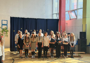 Występ szkolnego chóru.