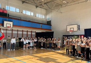 Artyści i chór prezentują pieśni i harcerskie opowieści