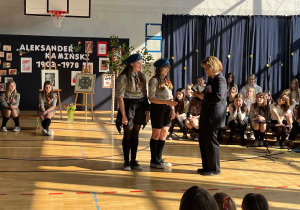 Pani dyrektor wręcza nagrodę książkową uczennicom za odpowiedzialność, szybką reakcję i udzielenie pierwszej pomocy przedmedycznej.