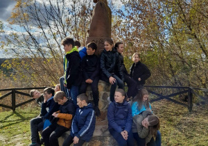 Grupa uczniów klasy 5a stoi przy pomniku Bolesława Krzywoustego w Inowłodzu