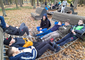 Uczniowie z klasy 5a odpoczywają na hamakach w spalskim parku
