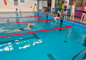 Uczeń w trakcie pokonywania dystansu kraulem na plecach.