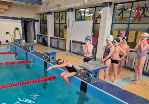 Zmiana sztafetowa ze skokiem z siadu.