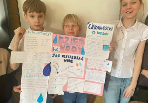 Uczniowie klasy 5d prezentują pracę dotyczącą ciekawostek dotyczących wody.