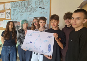 Klasa 8d prezentuje wykonany wspólnie plakat.