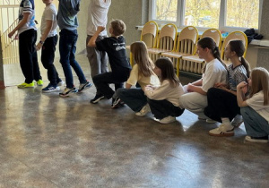 Korytarzem szkolnym popłynęła szkolna fala stworzona przez uczniów naszej szkoły ubranych na niebiesko.