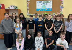Klasa 5b prezentuje swoją gazetkę ścienną dotycząca wody
