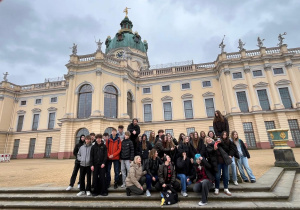 Zdjęcie grupowe uczestników trzydniowej wycieczki do Berlina przed Pałacem Charlottenburg.
