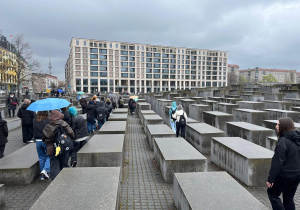 Uczniowie zwiedzają Pomnik Ofiar Holokaustu