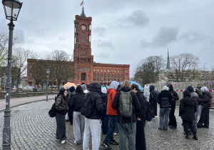 Uczniowie stoją przed Ratuszem w Berlinie.