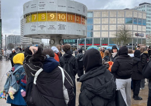 Grupa uczniów znajduje się na Alexanderplatz.