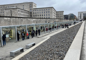 Topografia Terroru - zewnętrze muzeum stojące w miejscu, w którym w latach 1933 – 1945 znajdowała się centrala Gestapo i należące do niej więzienie.