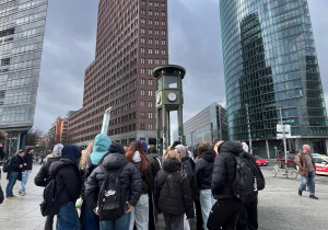 Uczniowie stoją na Placu Poczdamskim przed Kollhoff Tower