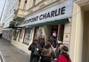 Uczniowie wchodzą do Muzeum Muru Berlińskiego.