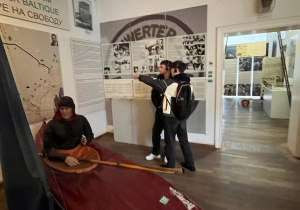 Uczniowie zwiedzają Ekspozycje Muzeum Muru Berlińskiego
