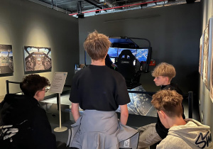 Uczestnicy wycieczki znajdują się w salach wystawowych Berlińskiego Muzeum Sztuki