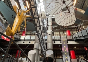 Uczestnicy wycieczki znajdują się w salach wystawowych Berlińskiego Muzeum Sztuki