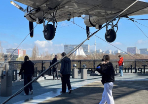 Grupa uczniów zwiedza taras Muzeum Techniki i podziwia panoramę Berlina