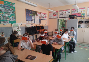 W klasie 7b odbyła się dodatkowa lekcja koleżeńska z wykorzystaniem okularów VR. Nauczyciele Tetiana Brytan, Małgorzata Klimkiewicz-Przybylska wraz z uczniami klasy 7b poszukiwali rozwiązań problemu nadmiernego zużycia zasobów naturalnych.