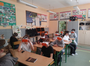 Fizyka w wirtualnej rzeczywistości – niezwykłe lekcje z okazji Dnia Ziemi w klasach 7-8