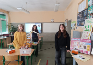 W klasie 7c, na lekcji fizyki z wykorzystaniem okularów VR, uczniowie podróżowali po elektrowniach. W przeprowadzeniu zajęć pomagały uczennice, które zachęcały do wykorzystywania odnawialnych źródeł energii jako czystej energii darowanej przez przyrodę