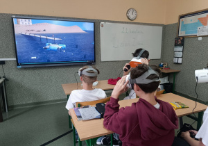 Uczniowie klasy 7a zgłębiali temat: „Energia, człowiek i środowisko. Wpływ człowieka na środowisko : zanieczyszczenie” w niezwykły sposób.