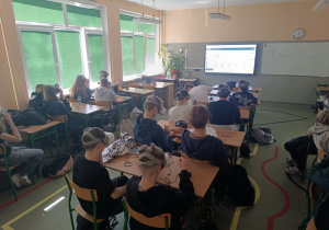 Klasa 8a podróżowała w wirtualnej rzeczywistości, poznając skutki wpływu człowieka na Ziemię.