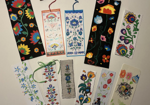 Prace uczniów ze Szkoły Podstawowej nr 137 zgłoszone do Międzyszkolnego Konkursu Plastycznego – „Zakładka do książki w ludowym stylu”.