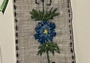 Praca uczennicy z klasy 7c – Oliwii Gołczyk, która zajęła 3 miejsce w Międzyszkolnym Konkursie Plastycznym – „Zakładka do książki w ludowym stylu”.