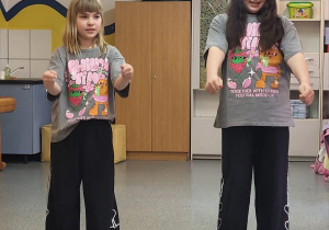 Grupa uczennic z klasy 2d w trakcie swojego pokazu tanecznego.