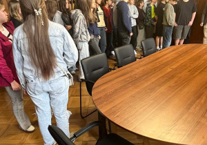 Uczestnicy wycieczki zwiedzają sale reprezentacyjne w Sejmiku Województwa Łódzkiego.
