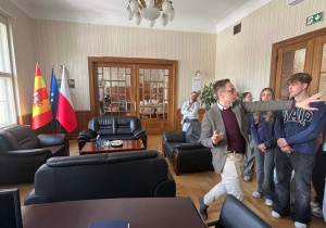 Uczniowie zwiedzają Sale klubowe - przestrzenie przeznaczone do pracy i spotkań dla radnych reprezentujących poszczególne ugrupowania polityczne.