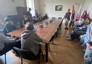 Uczniowie zwiedzają Sale klubowe - przestrzenie przeznaczone do pracy i spotkań dla radnych reprezentujących poszczególne ugrupowania polityczne.