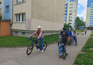 Uczniowie biorący udział w Akcji Rowerowy Maj.