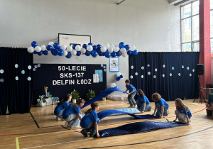 Występ uczniów podczas jubileuszu 50-lecia SKS Delfin Łódź.