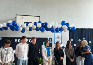 Byli zawodnicy SKS 137 Delfin Łódź odbierają nagrody za swoje osiągnięcia. Nagrody z okazji Jubileuszu wręczają trenerki Izabela Gutenplan i Monika Rozwadowska