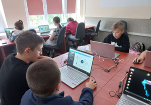 Bezpieczeństwo w sieci - uczniowie klasy VIb podczas pracy w zmodernizowanej pracowni komputerowej.