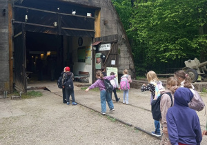 Dzieci wchodzą do bunkra w Konewce.