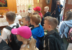 Dzieci mogły obejrzeć wnętrze starego młynu w Skansenie Rzeki Pilicy.
