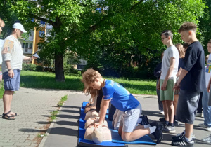 Pierwsza pomoc – ćwiczenia wykonywane przez uczniów podczas gry terenowej.