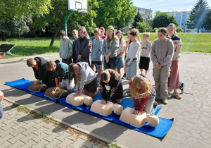 Pierwsza pomoc – ćwiczenia wykonywane przez uczniów podczas gry terenowej.
