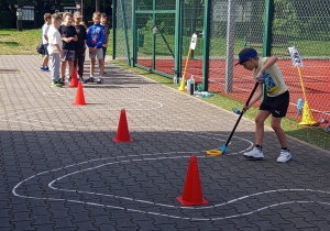 Rywalizacje sportowe klas młodszych podczas święta szkoły.