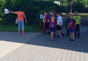 Zawody klas młodszych na szkolnym boisku.
