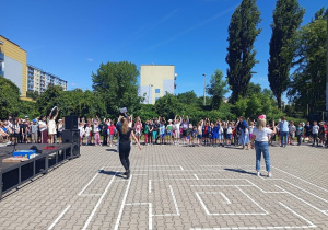 Uczniowie klas 1-3 podczas święta szkoły