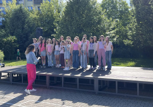 Występ szkolnego chóru podczas pikniku
